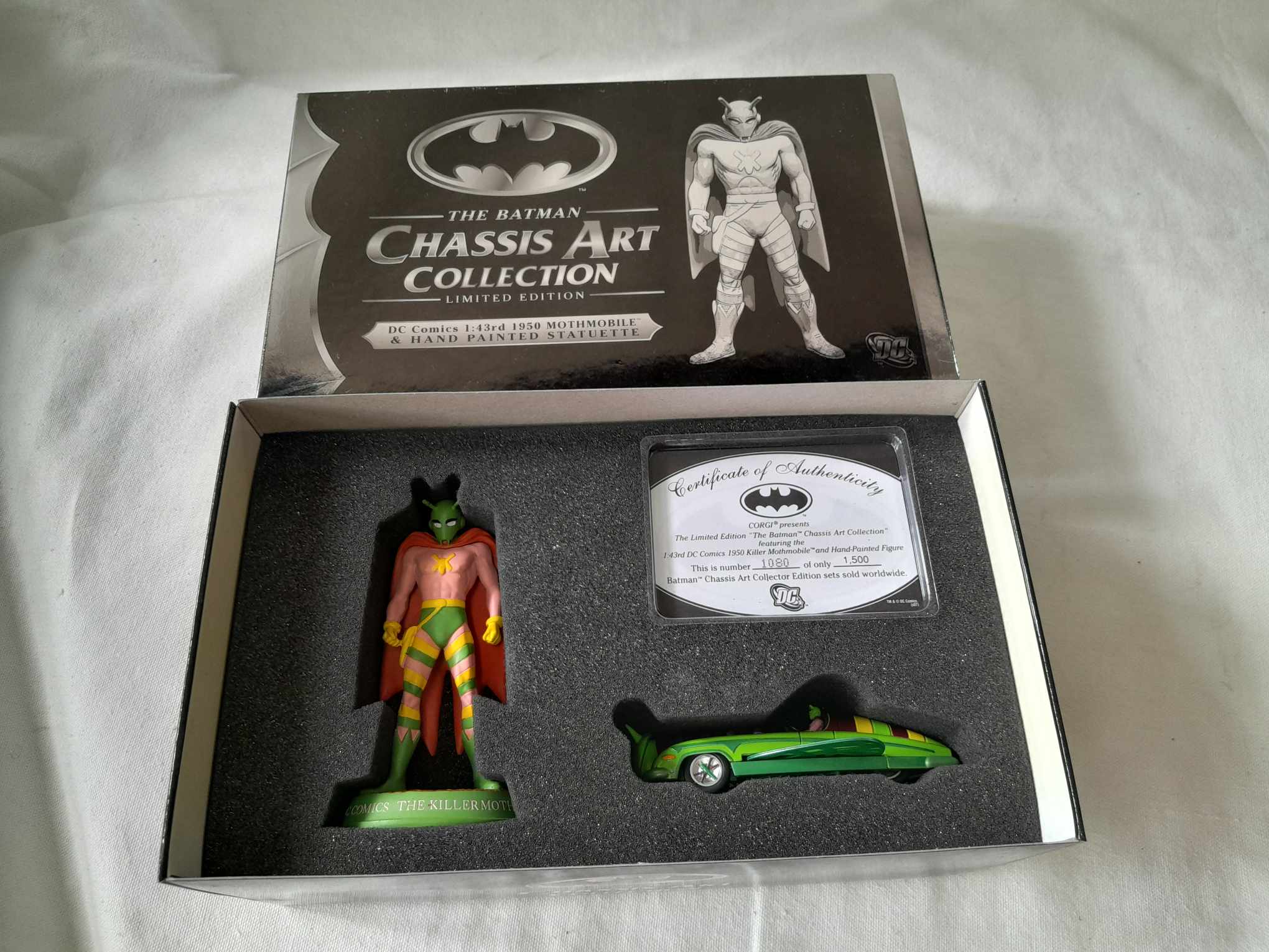 CORGI The Batman Chassis Art Collection "The Mothman + Car"