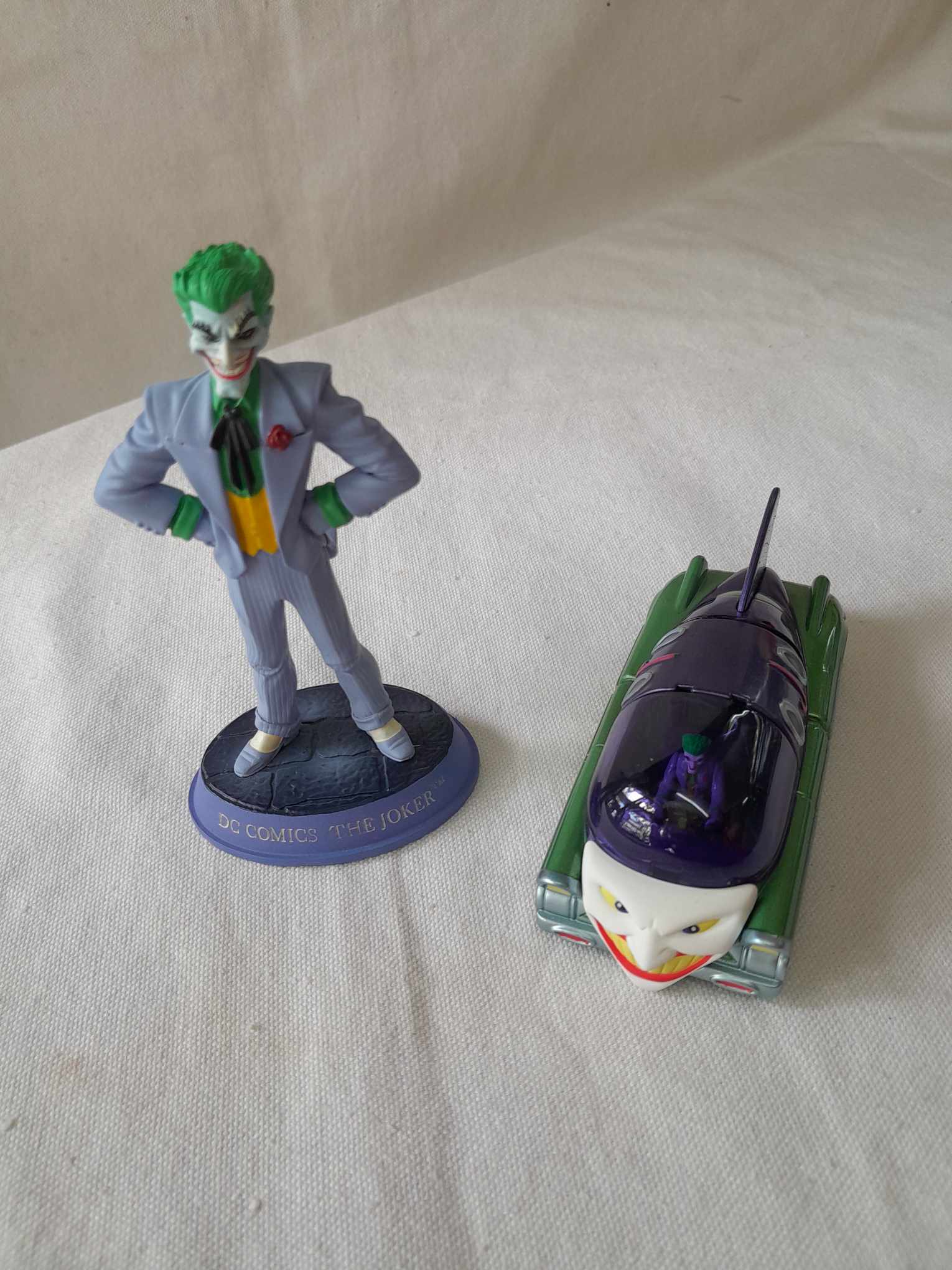 CORGI The Batman Chassis Art Collection " The Joker + Car"