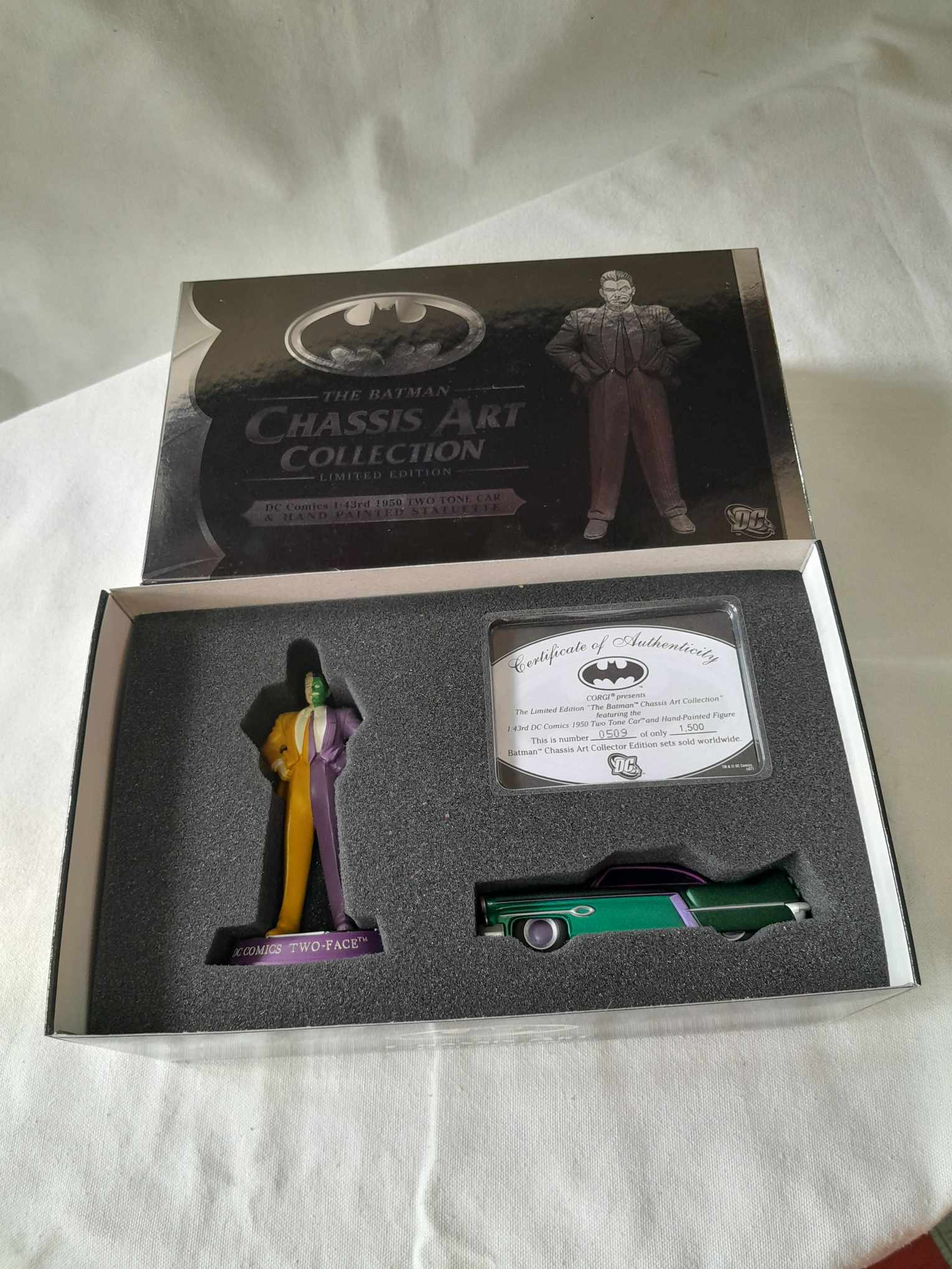 CORGI DC Comics The Batman Chassis Art Collection " Two Face + Car"