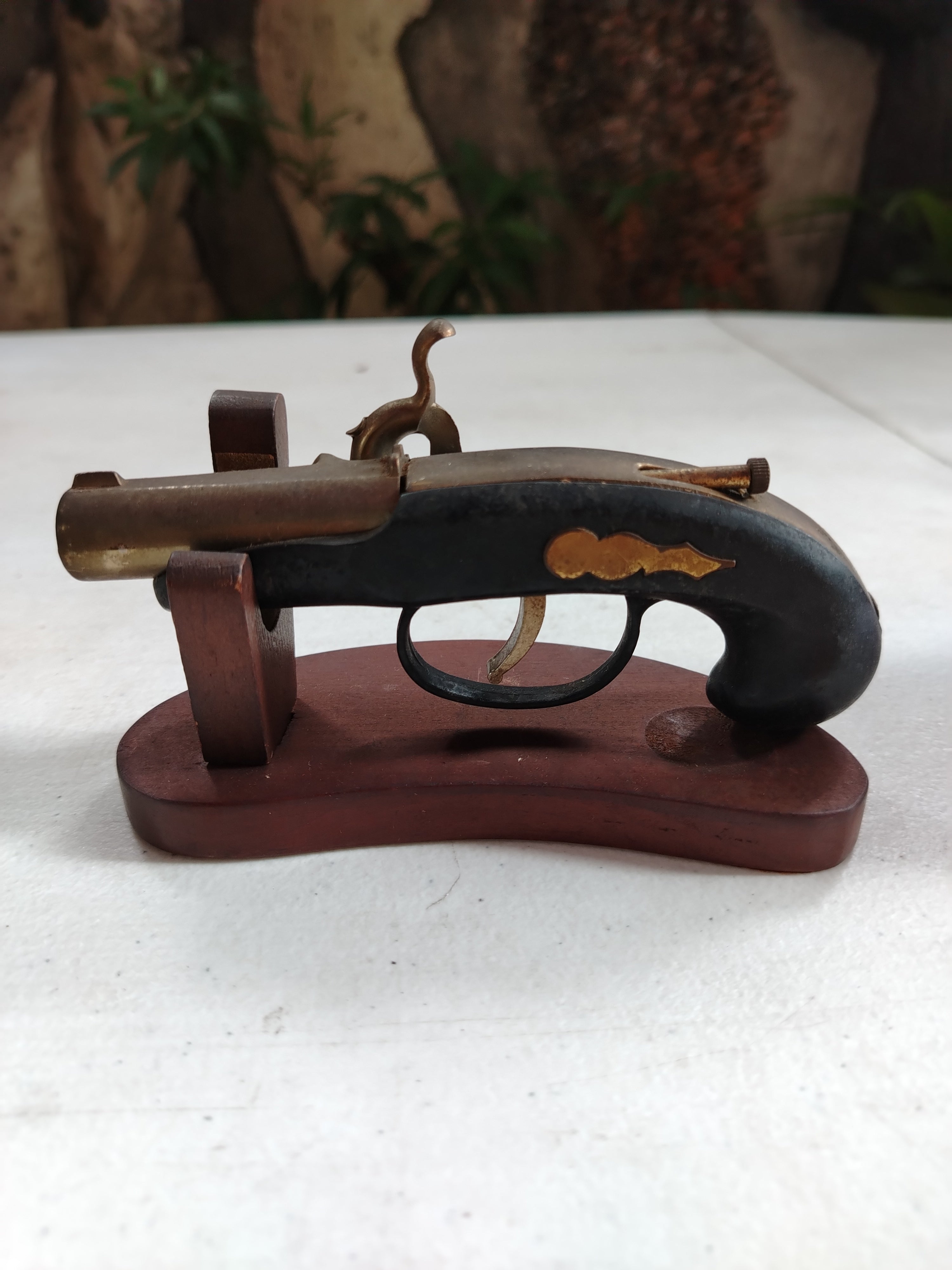 VINTAGE GUN LIGHTER WITH STAND & CASE