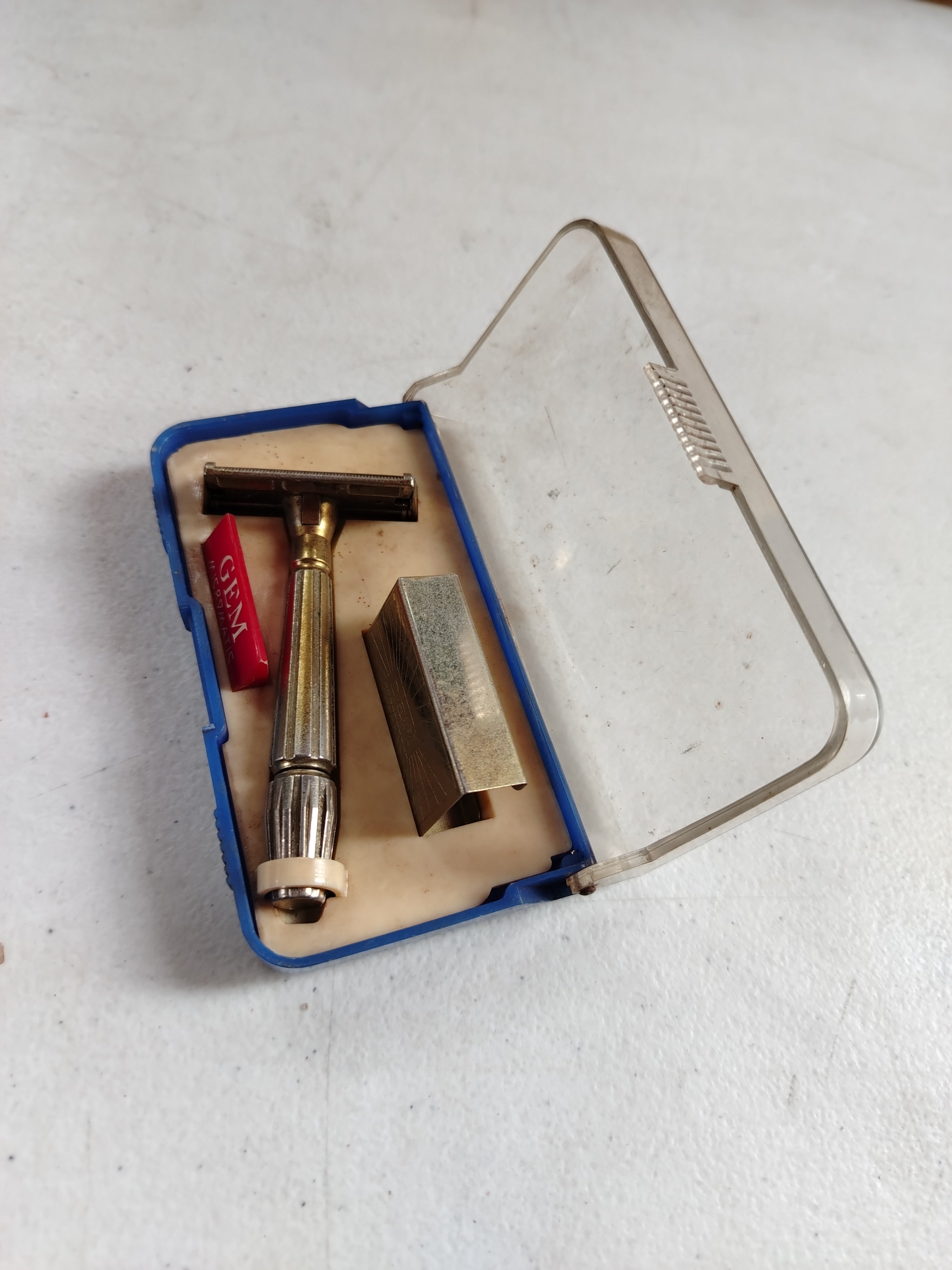 VINTAGE RAZOR W/ CASE