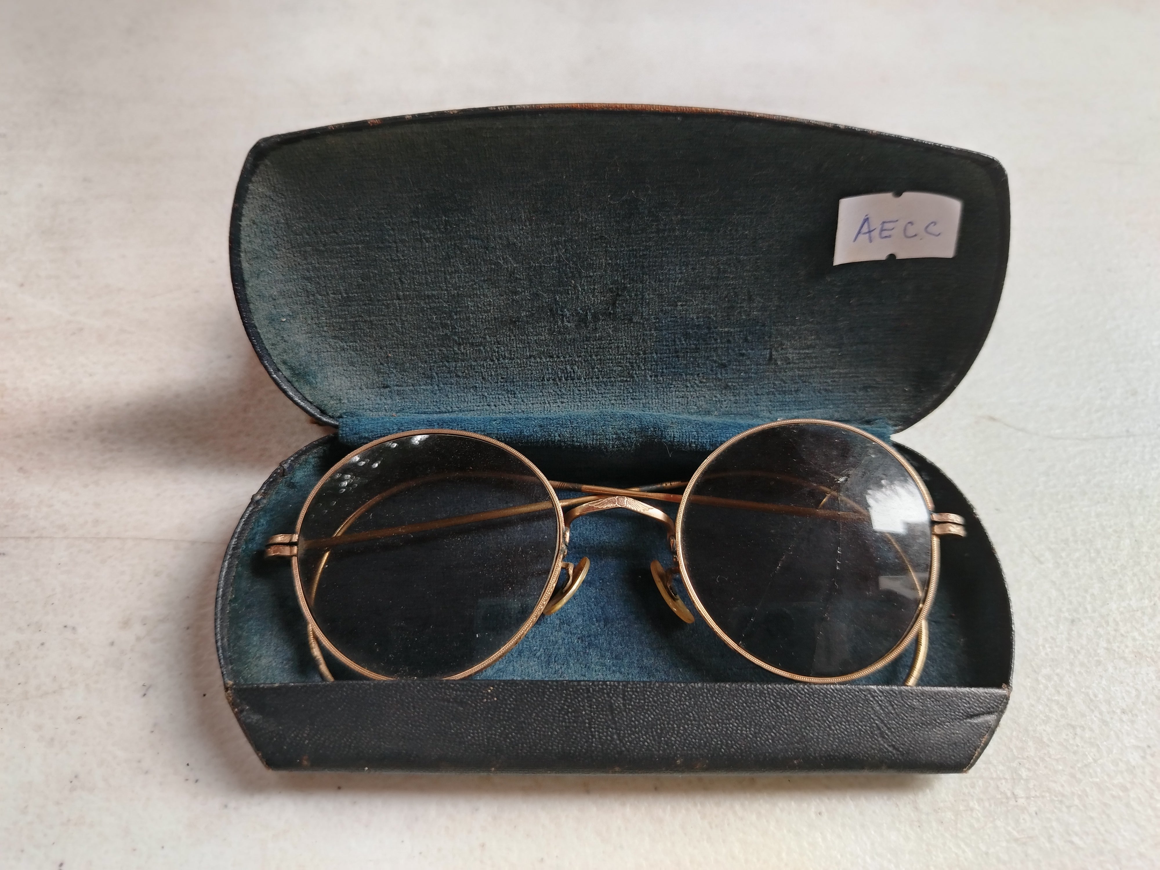 VINTAGE EYE GLASSES WITH CASE