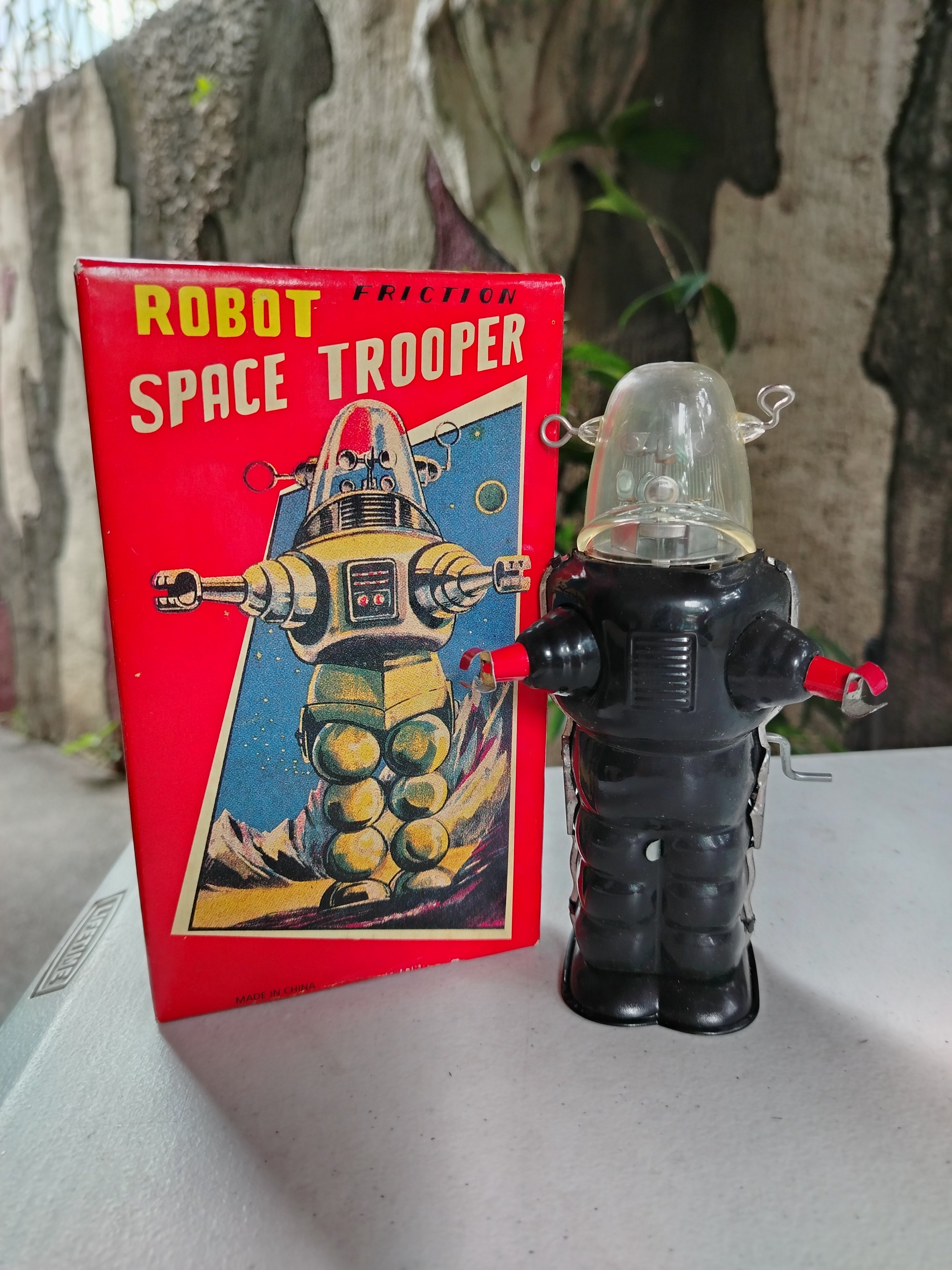 TIN TOY ROBOT