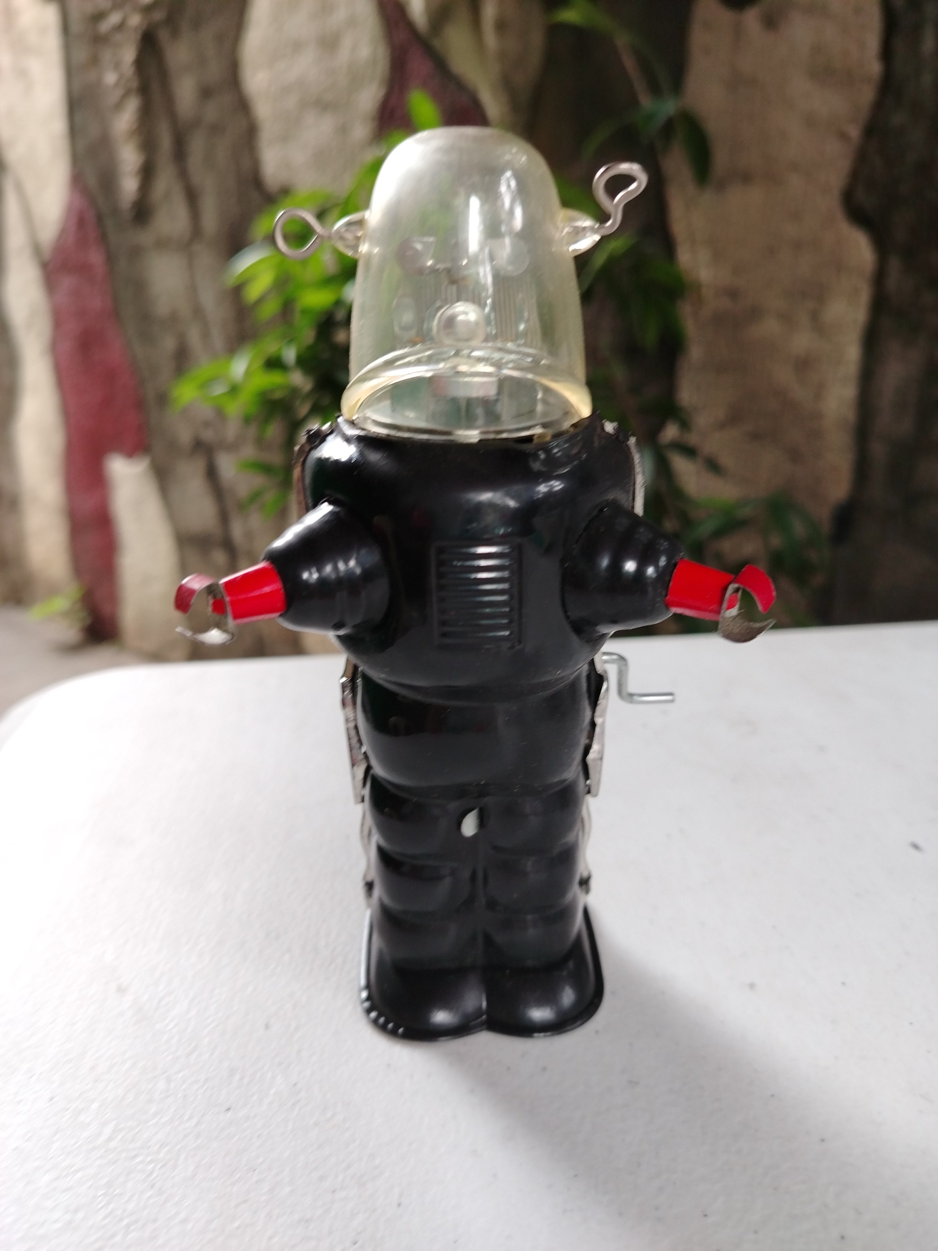 TIN TOY ROBOT