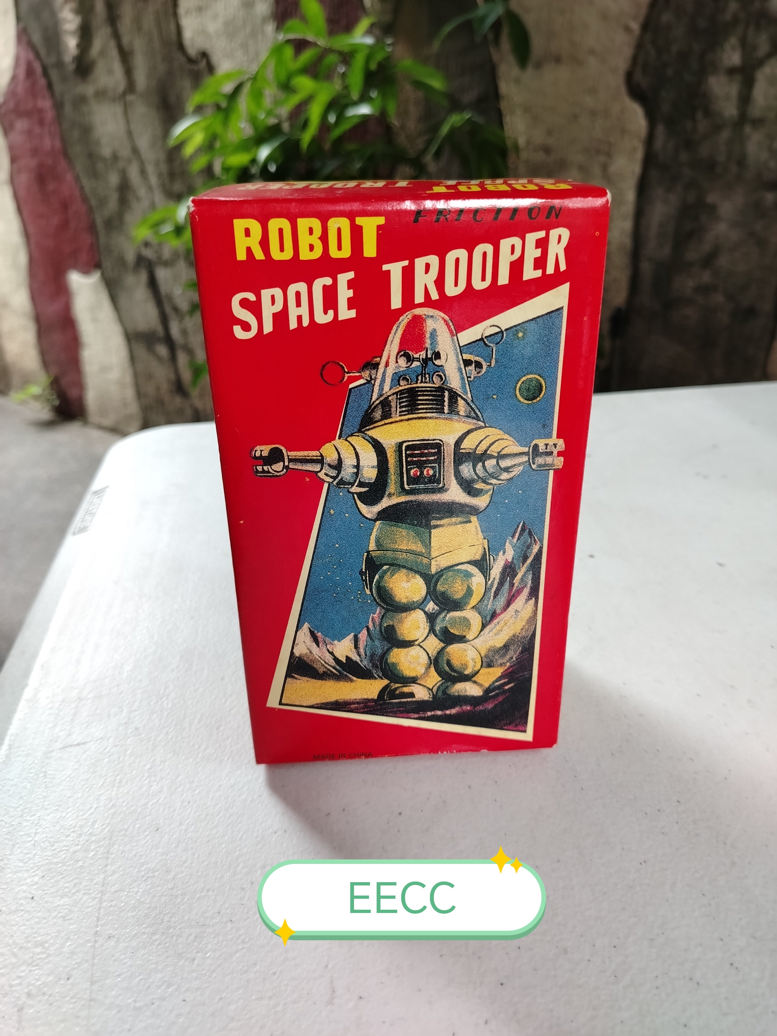 TIN TOY ROBOT