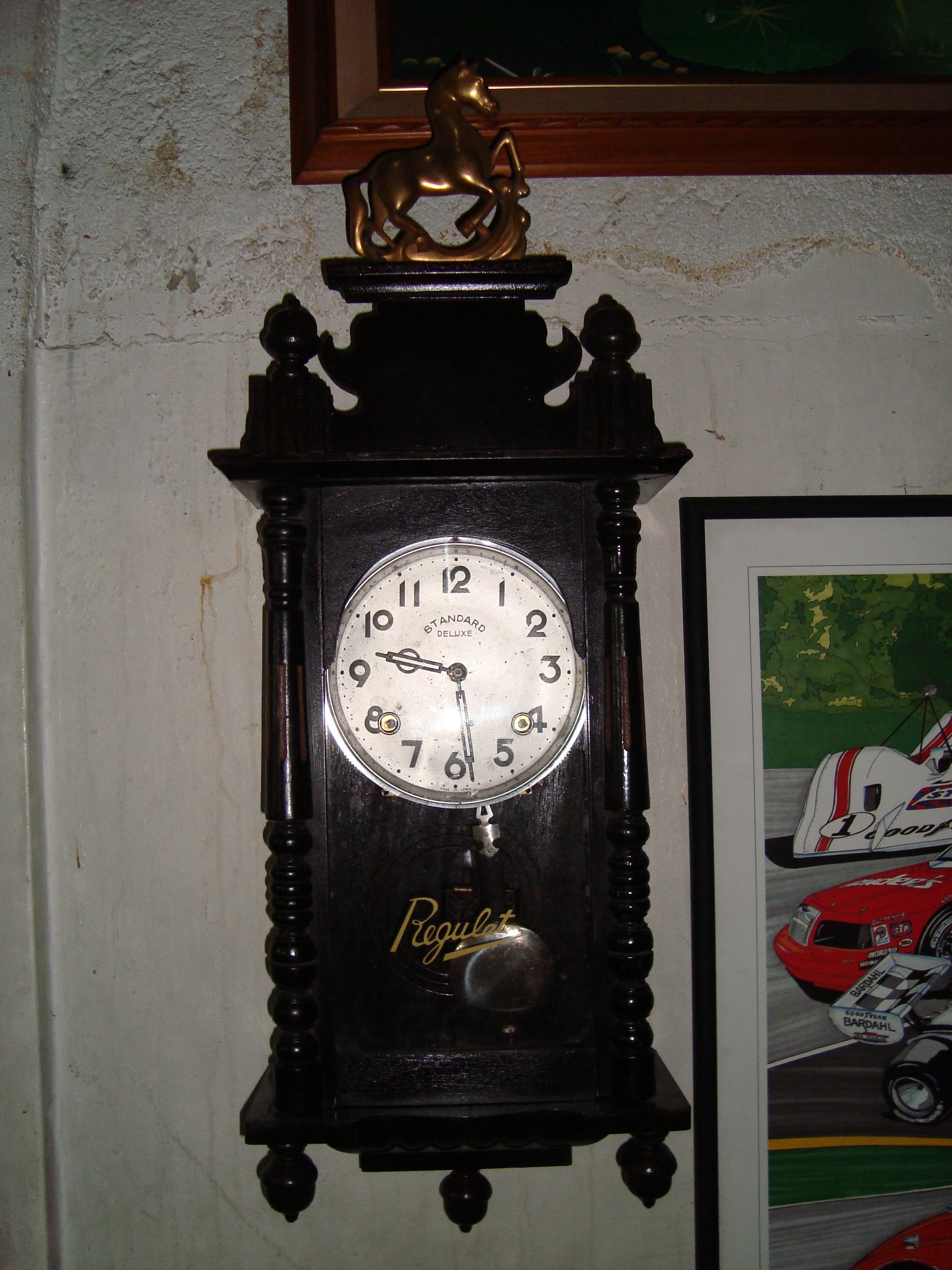 Standard De Luxe Wall Clock