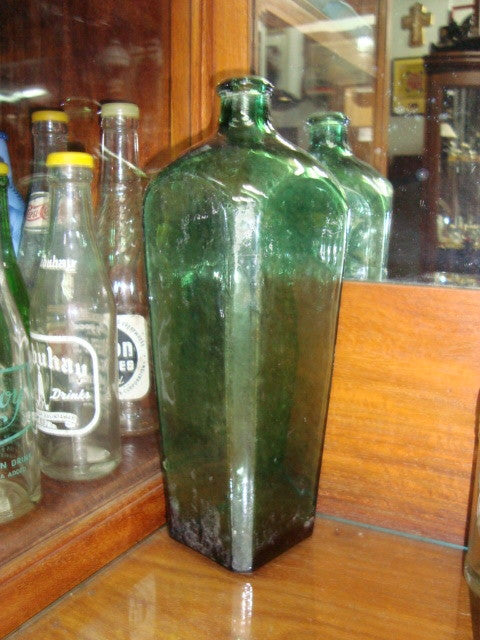 Kwatro Kantos Green Bottle (11 1/2 H”)
